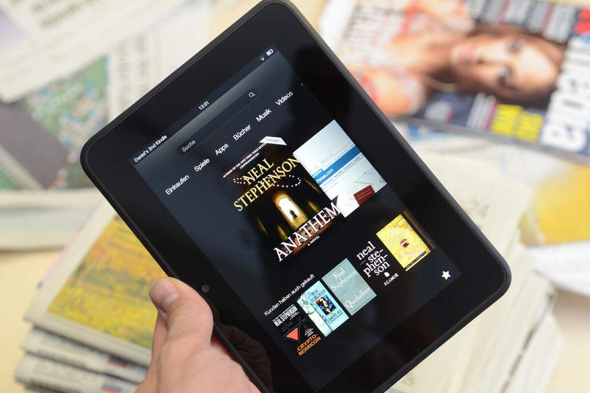 Amazon hat mit seinem ersten Fire-Tablet Erfahrungen sammeln können. Das neue Kindle Fire HD unterscheidet sich durch ein griffigeres Gehäuse, eine sichtbar höhere Auflösung (1280 x 800 statt 1024 x 600) und mehr Speicherplatz. 16 bis 32 statt früher 8 Gigabyte stehen zur Verfügung.