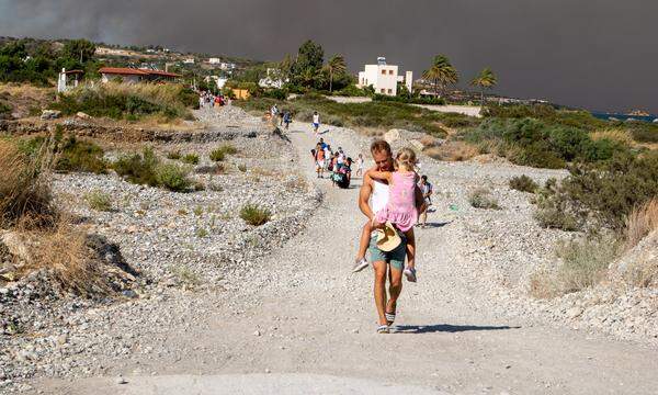22 Juli 2023, die Waldbrände auf der griechischen Insel Rhodos treiben Reisende aus ihren Unterkünften.