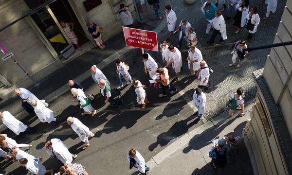 Die Wiener Spitalsärzte wollen wieder streiken (im Bild ein Streik der Mediziner des Wiener Krankenanstaltenverbundes vor rund sieben Jahren).