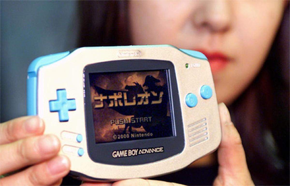 Der "Game Boy Advance" (GBA) erschien am 21. März 2001 und war die erste komplette Neuentwicklung und nicht nur eine Evolutionsstufe des originalen Game Boy. Dennoch liefen auf dem GBA alle Spiele, die auch auf dem Game Boy funktioniert haben. Kritiker bemängelten die nicht vorhandene Hintergrundbeleuchtung.