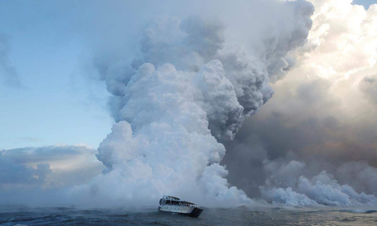 4. Juni. Der Kilauea auf Hawaii ist einer der aktivsten Vulkane der Welt. Das Heimtückische an Schildvulkanen wie dem Kilauea ist: Lava fließt nicht nur aus dem Krater, sondern durch unterirdische Lavaröhren und Risse an der Erdoberfläche. Trifft die Lava auf Meerwasser entstehen gigantische Dampfwolken.