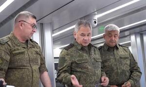 Es ist der erste Auftritt von Verteidigungsminister Sergej Schoigu nach dem gescheiterten Aufstand der Wagner-Truppen am Samstag. Wo er sich genau befindet, ist unklar.