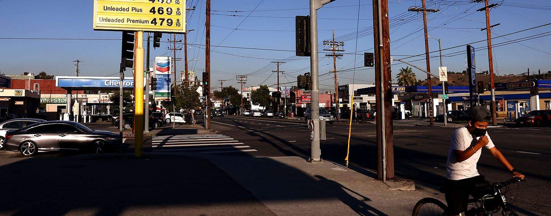 In den vergangenen zwölf Monaten ist der Ölpreis fast um 80 Prozent gestiegen. Im Bild eine Tankstelle in Los Angeles.