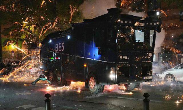 Bereits bei einer pro-palästinensischen Demo in Neukölln im Oktober wurde die Polizei mit Feuerwerken und Böllern beschossen. 