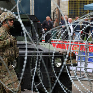 Ein Bild aus der Stadt Leposavic, wo ebenfalls ein albanischer Bürgermeister die Gemüter erhitzte.