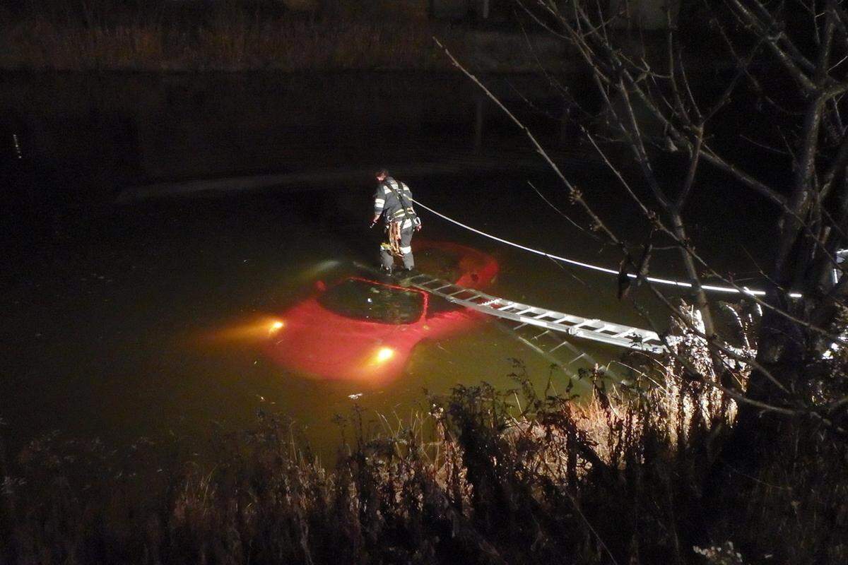 Mit seinem Ferrari ist ein Kroate in Wernberg (Kärnten) in einen Fischteich gestürzt. Er war von der Straße abgekommen.