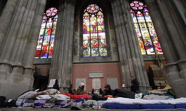 Die von Asylwerbern und Menschen mit abgelehntem Asylbescheid besetzte Votivkirche in Wien.