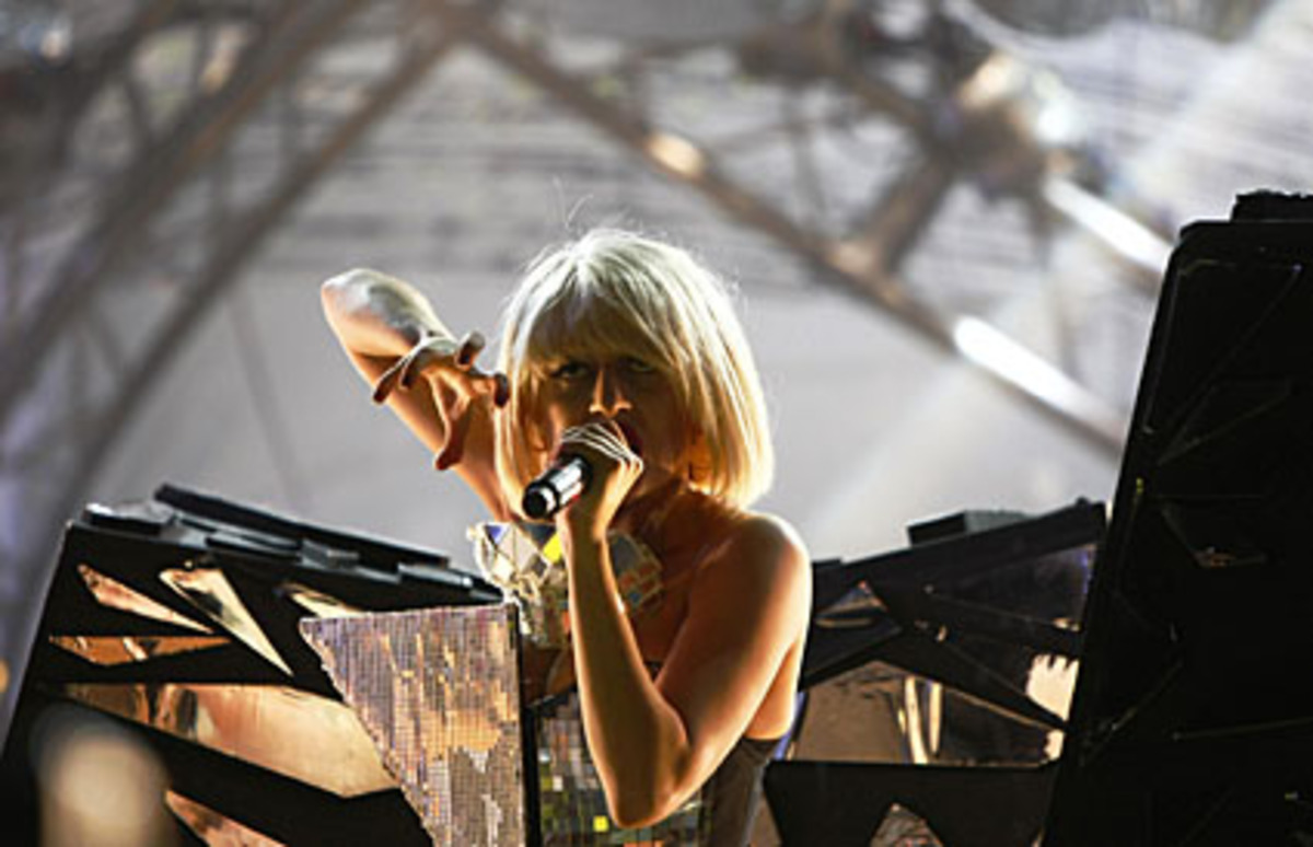 Nicht nur Andy Warhol wird von Lady Gaga zitiert - ihr Name bezieht sich auf den "Radio Gaga" von Queen. Sänger Freddie Mercury war auch für seine extravaganten Bühnenoutfits bekannt. Von denen besitzt die New Yorkerin gleich mehrere: Die Pop-Sängerin wechselte ihre Outfits während des Konzerts.