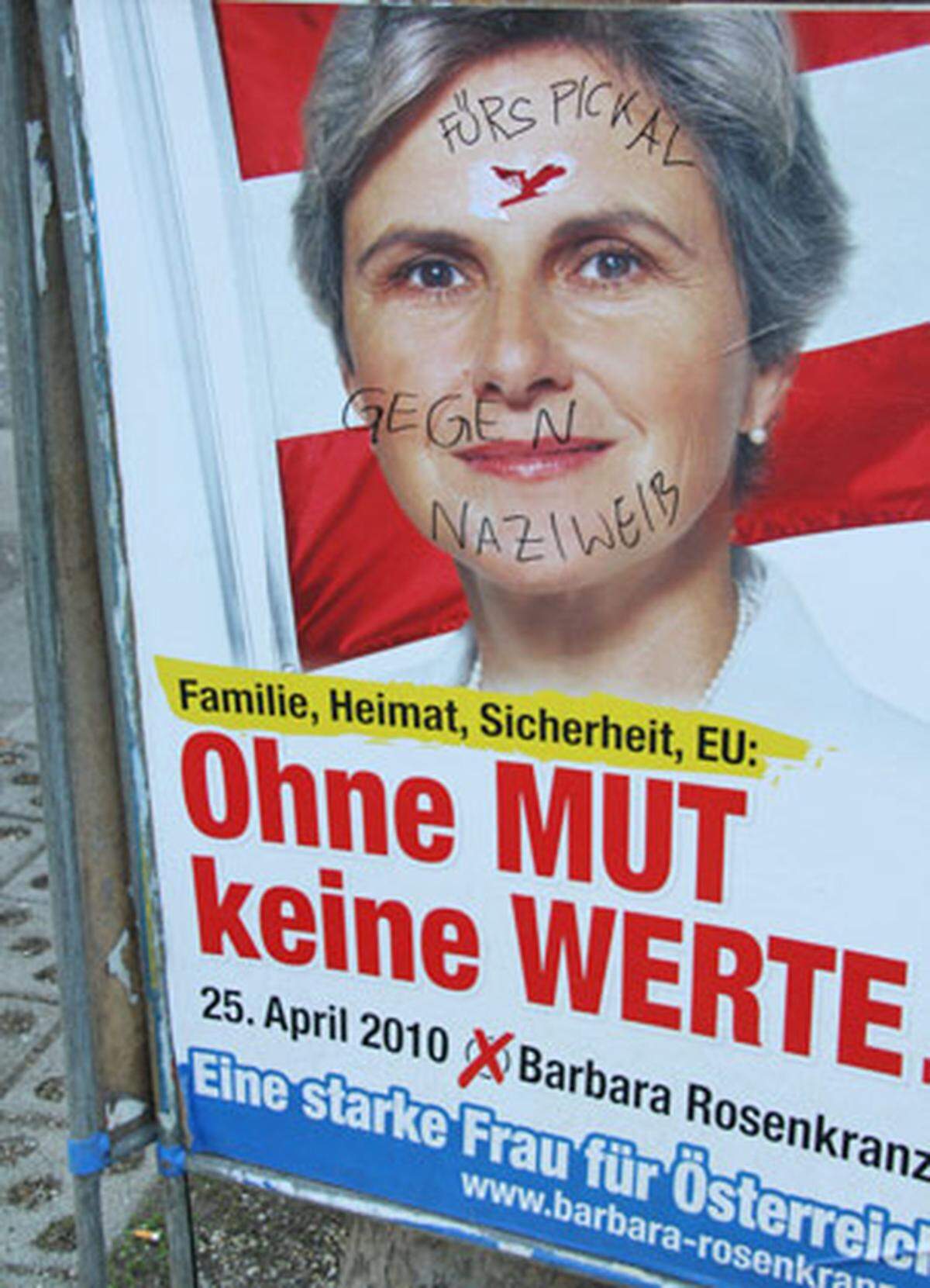 ...und hier auf einem Dreiecksständer mit der FP-Hofburgkandidatin Barbara Rosenkranz. Wobei in diesem Fall sehr untergriffig und frauenfeindlich agiert wird.