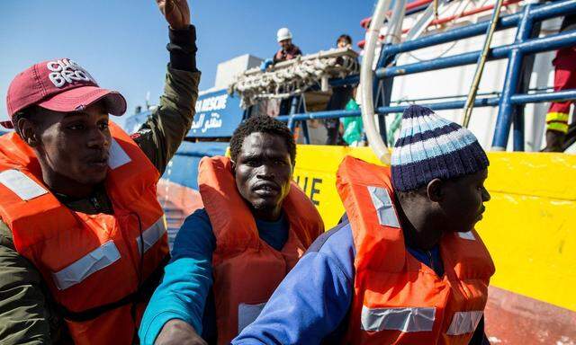 Migrantenboot vor Libyen in Seenot