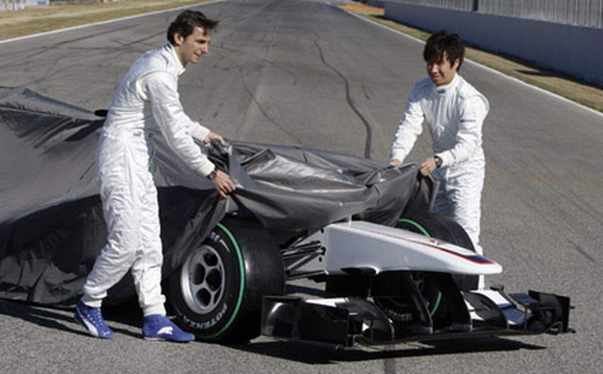 Auch Sauber setzte auf Valencia als Präsentationsort: Die beiden Piloten Kamui Kobayashi und Pedro de la Rosa legten selbst Hand an.