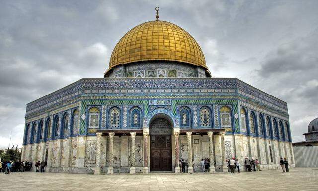 Das Eingangsportal an der Suedseite gegenueber der Al Aqsa Moschee Der Felsendom mit seiner goldenen