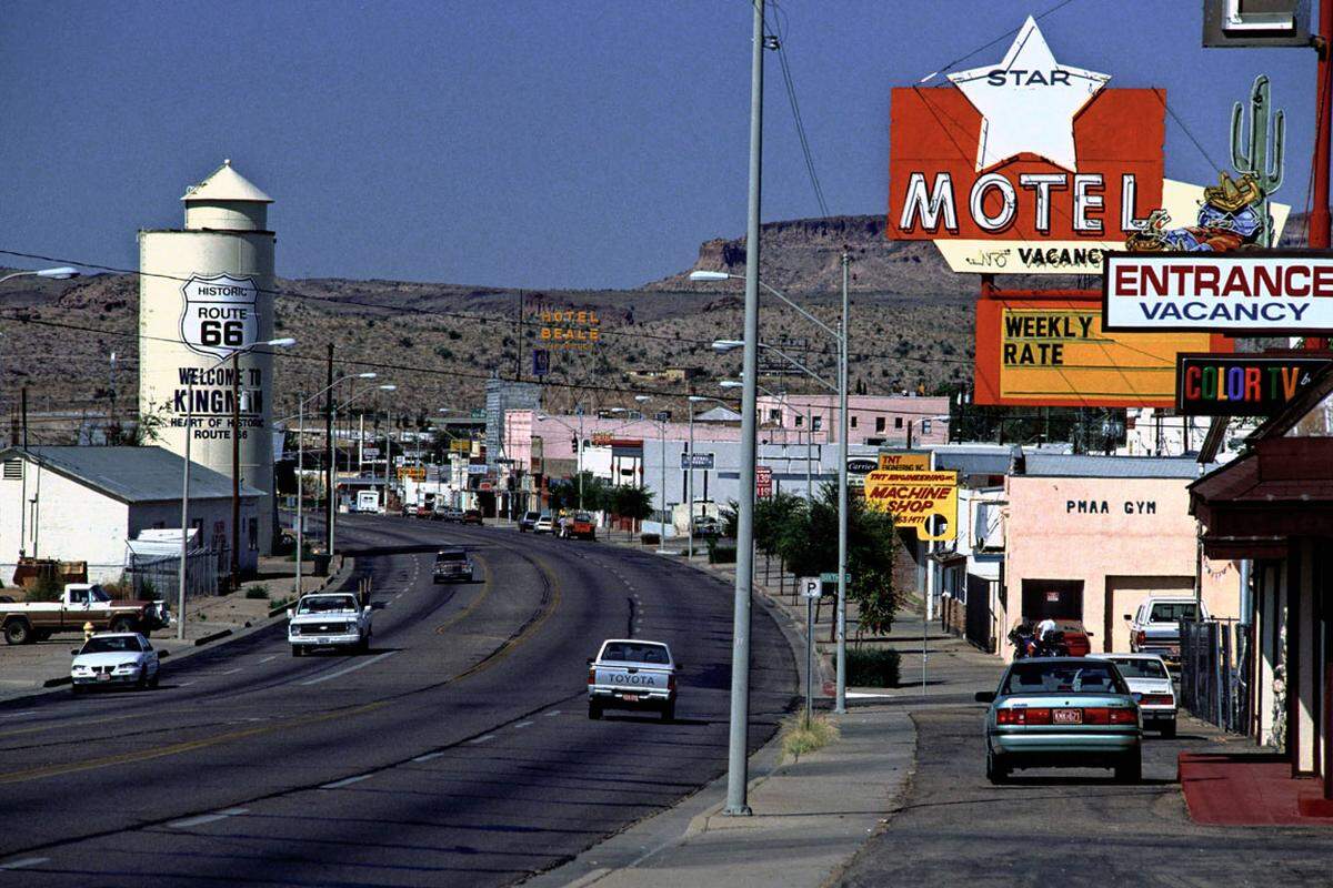 Kingman,85 Prozent der Route 66 sind heute noch befahrbar, große Teile liegen aber einsam und verlassen in der Landschaft. Nur bei touristischen Attraktionen ist die Straße stärker befahren.