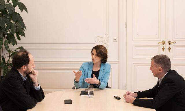 Europaministerin Karoline Edtstadler im Interview mit Michael Laczynski (l.) und Wolfgang Böhm (r.).