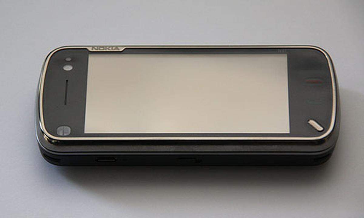 Weniger ist mehr. Zumindest beim Design des N97 ist Nokia ein guter Wurf gelungen. Die Front des Telefons ist eine durchgehende Glasplatte. Die unvermeidlichen Fingertappser lassen sich dadurch ganz leicht abwischen. Anrufe annehmen oder auflegen kann man über berührungsempfindliche Flächen im unteren Bereich. Einzig die Menütaste ist auch ein echter Hardwareknopf.