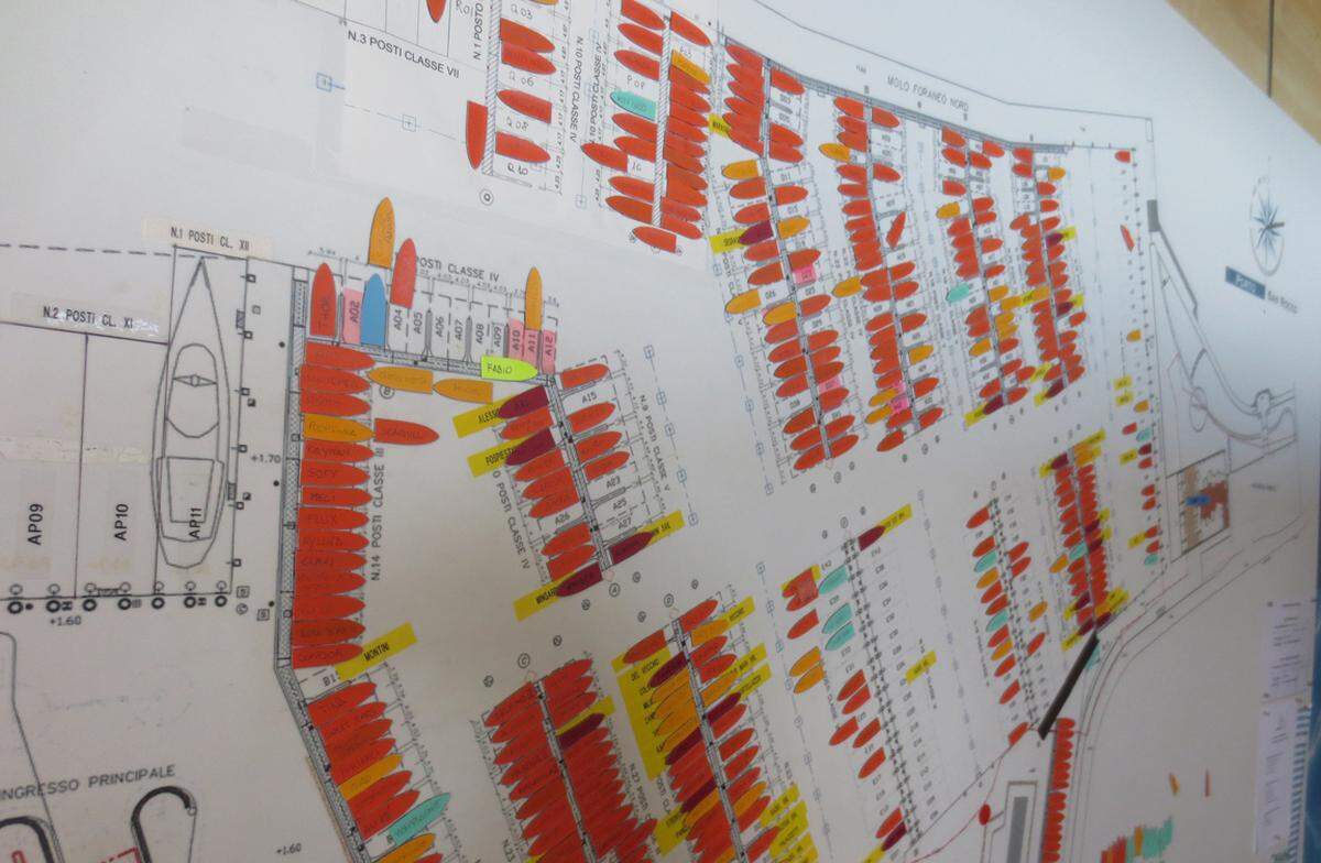 Die Liegeplätze der Marinas kann man in den hafeninternen Übersichtskarten nachvollziehen. Neben der Marina San Giusto gibt es im Golf von Triest unter anderem noch den Porto San Rocco, hier abgebildet, www.portosanrocco.it, zwischen Muggia und der slowenischen Grenze.