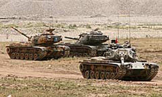 Türkische Panzer bei einer Übung nahe der irakischen Grenze.
