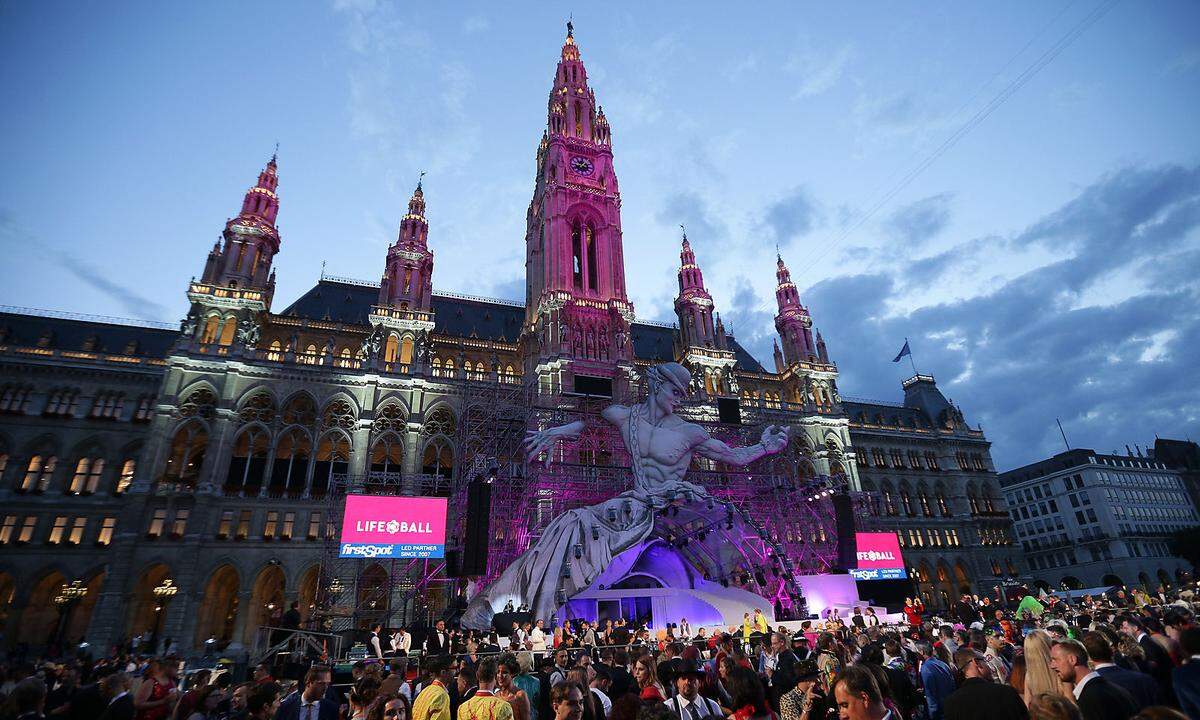 Er ist wieder zurück. Nach einem Jahr Schaffenspause meldete sich der Life Ball am 10. Juni wieder fulminant zurück. Gewohnt schrill wie immer waren die Kostüme der Gäste, Unter anderem neu war, dass die Gäste im Rathaus bargeldlos bezahlen konnten. Insgesamt kamen wieder rund 1,55 Millionen Euro zugunsten internationaler HIV- und AIDS-Hilfsprojekte zusammen - zwar weniger als 2015, als man noch rund 2,3 Millionen schaffte, doch das Team zeigte sich zufrieden. Und umso motivierter für das Jubiläumsjahr 2018, in dem das Charity Event zum 25. Mal stattfindet.