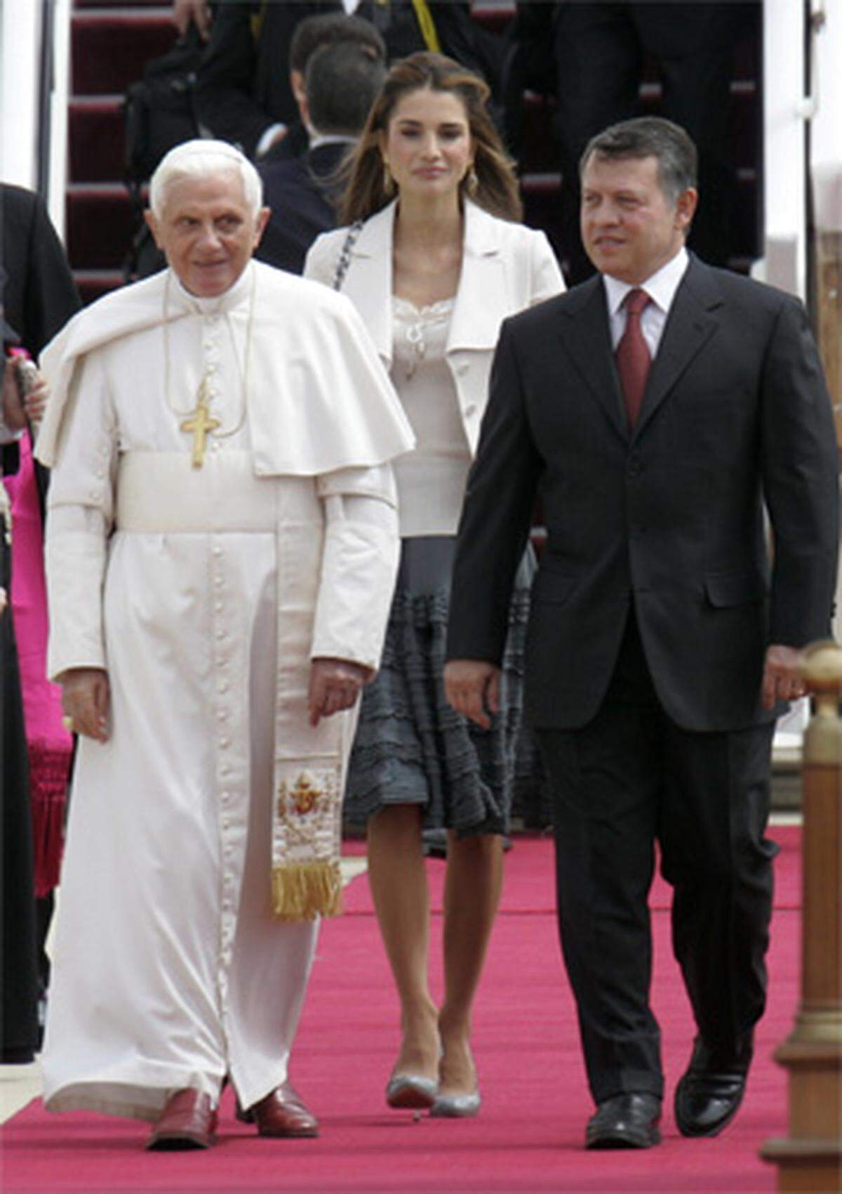 Der Papst ist bereits seit Freitag im Nahen Osten. Jordanien war die erste Station der päpstlichen Reise. Papst Benedikt besucht zum ersten Mal ein arabisches Land. Papst Benedikt XVI., König Abdullah II. von Jordanien und Königin Rania bei der Ankunft des Papstes in Amman am Samstag.