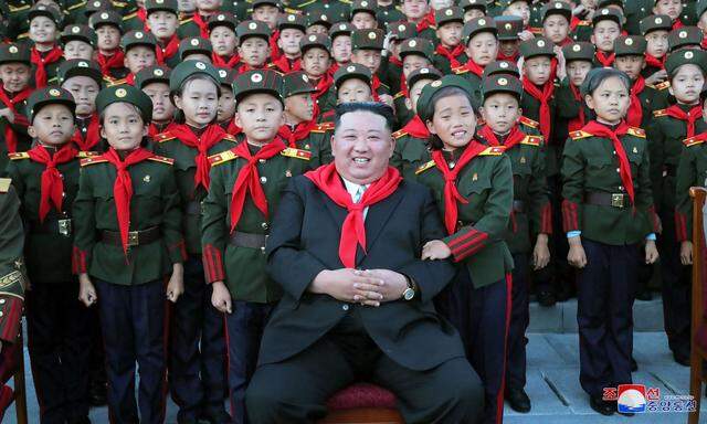 Kim Jong-un mit jungen Nordkoreanern.