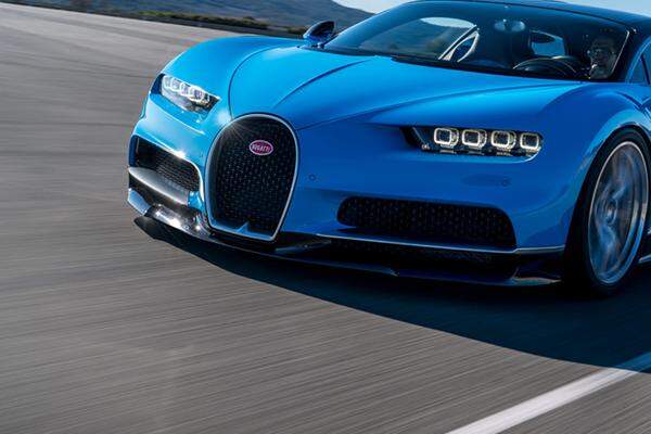 Der Motor des Chiron hat vier Turbolader, die größer Bemessen sind als jene im Veyron. Mit der Kraft des Aggregats werden alle vier Räder angetrieben.