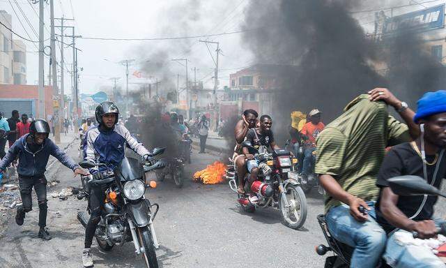 TOPSHOT-Haiti-protest-HAITI-POLICE-PROTEST