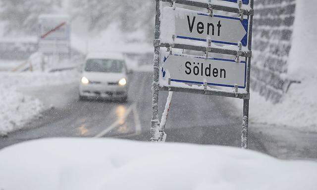 Bild vom Donnerstagvormittag: Ein Auto kämpft sich in Sölden durch den Neuschnee.