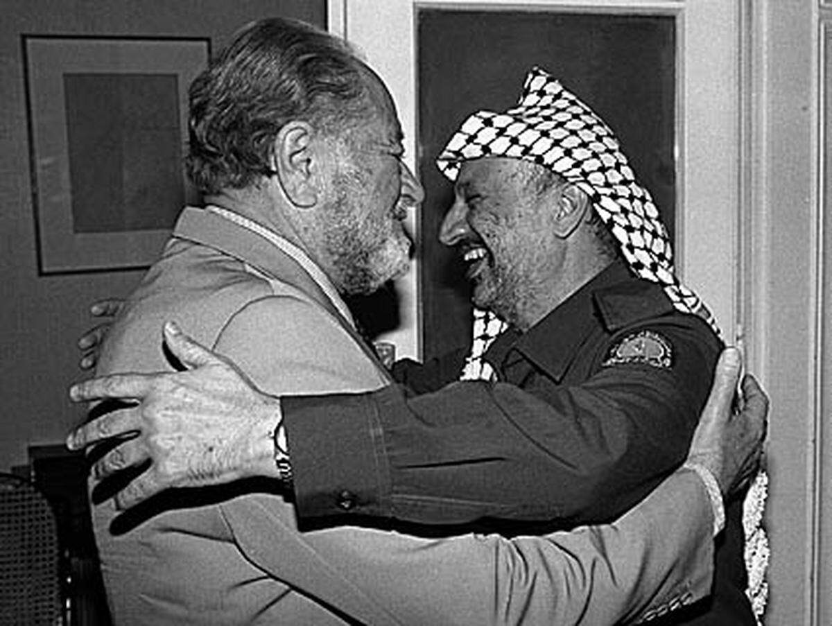 Als Kreisky schließlich im Juli 1979 ein Treffen zwischen Yassir Arafat und dem deutschen Präsidenten der Sozialistischen Internationale, Willy Brandt, organisierte, verglichen ihn israelische Medien sogar mit Hitler. Auch dass Österreich im März 1980 als erster westlicher Staat die palästinensische PLO anerkannte, sorgte in Israel für Empörung.
