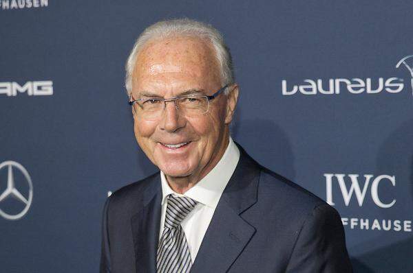 "Eine schreckliche Nachricht: Mein Freund Udo Jürgens ist tot - ich bin erschüttert und tieftraurig", twitterte Franz Beckenbauer.