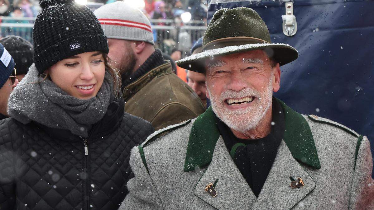 Arnold Schwarzenegger im Lodenjanker mit Tochter Christina.