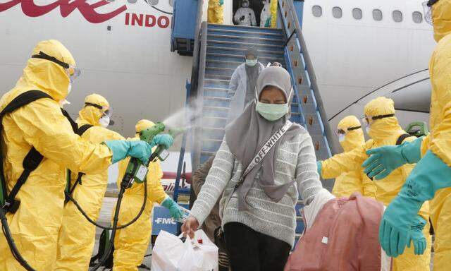 An Flughäfen in China wird desinfiziert und Fieber gemessen.