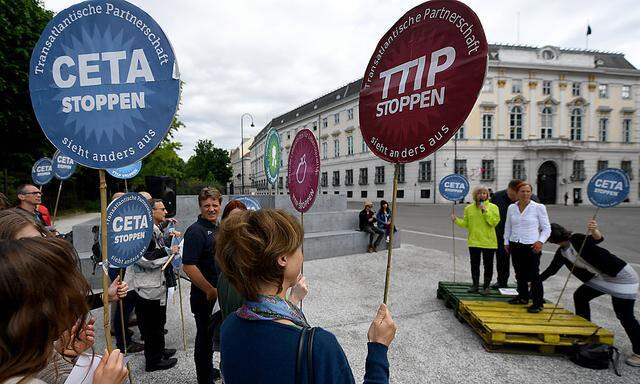 Eine Kundgebung gegen TTIP und CETA in Wien.