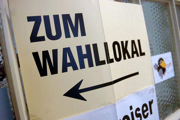 Die Wahlrechtsreform, durch die es künftig unmöglich sein soll, mit weniger als 50 Prozent Stimmen die absolute Mandatsmehrheit einzufahren, ist ebenfalls noch außer Sichtweite.