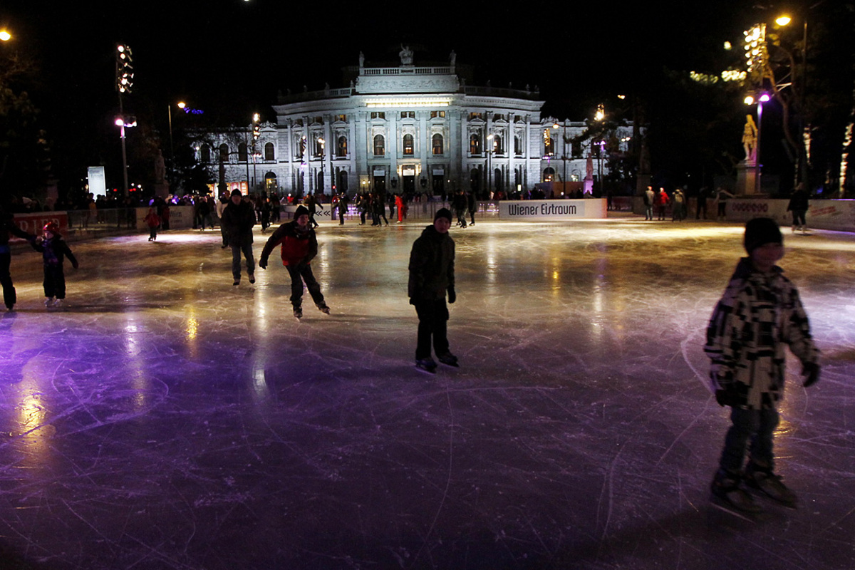 Wer keine adäquate Ausrüstung besitzt, kann aus mehr als 1200 Paaren mit Warmluft vorgewärmten Schlittschuhen auswählen. Kinder haben zudem die Möglichkeit, gratis Schutzhelme auszuborgen.