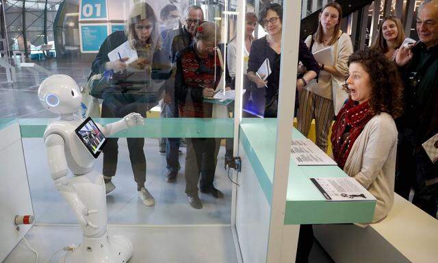 Roboter können mit ihren Leistungen verblüffen, wie hier bei einer Ausstellung in Paris.