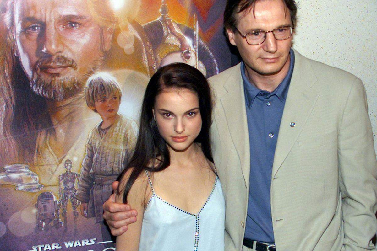 Von den üblichen Problemen anderer Kinderstars - wie Drew Barrymore oder Macaulay Culkin - blieb Portman verschont. Der frühe Ruhm stieg ihr nicht zu Kopf, sie machte brav die Schule fertig.Und sie bewies sich als durchaus wandlungsfähig. Aus der scheuen Prinzessin in "Star Wars" (1999, 2002 und 2005) ...