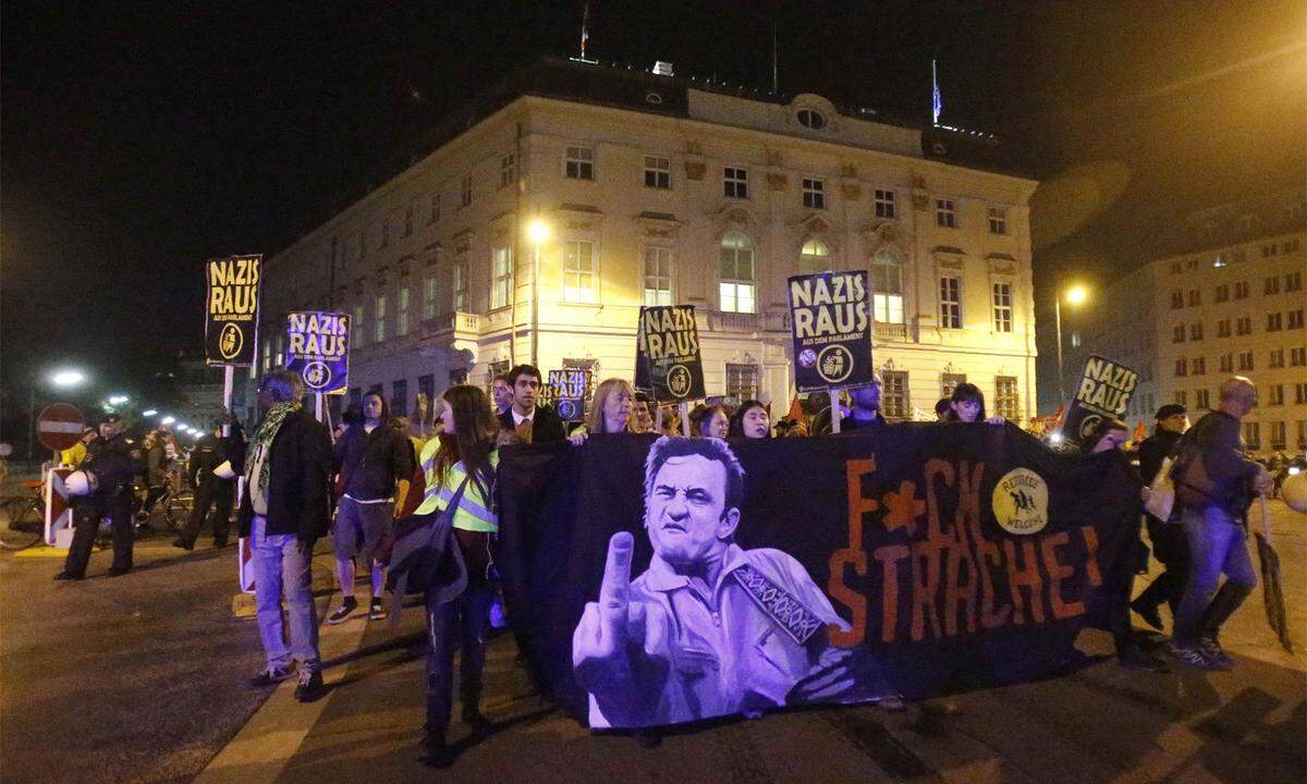 Der FPÖ-Chef wird freilich nicht von jedem so positiv wahrgenommen. Am Wahlabend gab es noch eine Demonstration gegen rechte Politik. Ein Vorgeschmack auf das, was kommt, wenn die FPÖ Teil der Regierung wird.