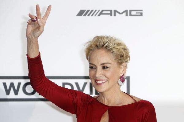 Hollywoodstar Sharon Stone gibt zahlreiche Stucke aus ihrem Kleiderschrank fur den guten Zweck her. Haute Couture und Stucke, die die US-Schauspielerin mal auf dem roten Teppich getragen habe, wurden an die Höchstbietenden versteigert. Die Erlöse sollen den Projekten "Yala" und "A Better LA" zugutekommen. "Yala" schult junge Israelis, Palästinenser und US-Amerikaner - und will sie dazu motivieren, sich fur nachhaltige Partnerschaften einzusetzen. "A Better LA" macht sich fur ein friedlicheres Zusammenleben in Los Angeles stark.