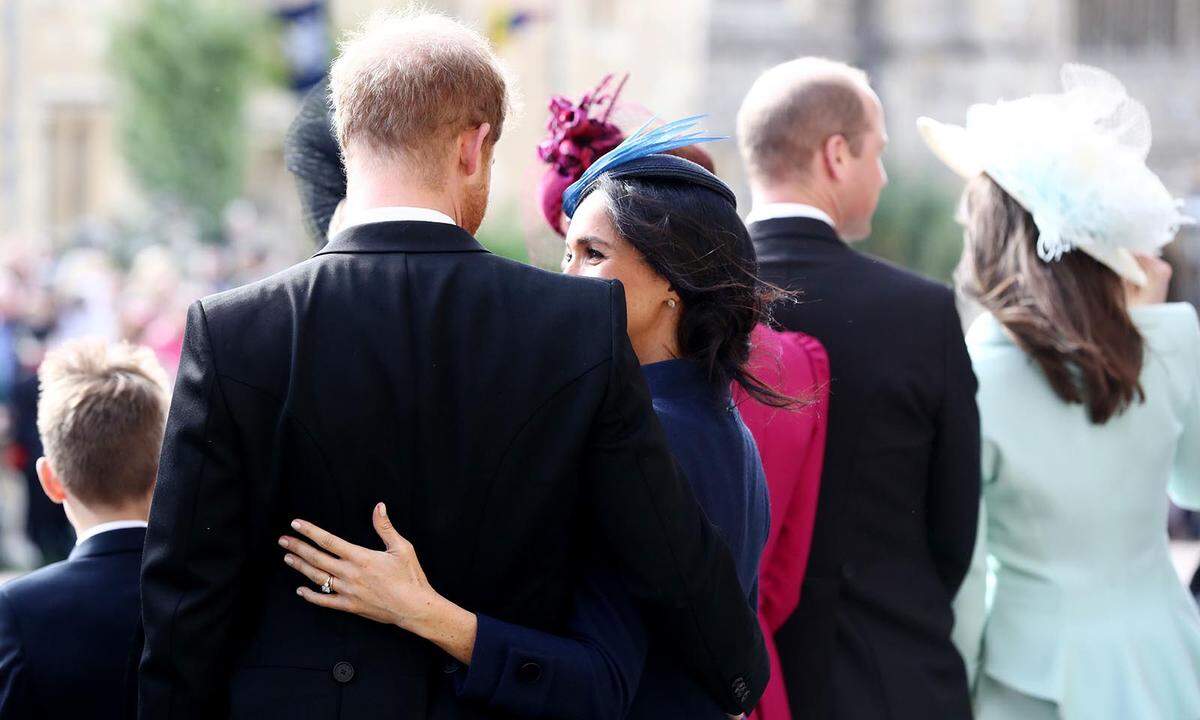 So viel Liebe steckt wohl an. Meghan und Harry in - für Royals - inniger Umarmung.  