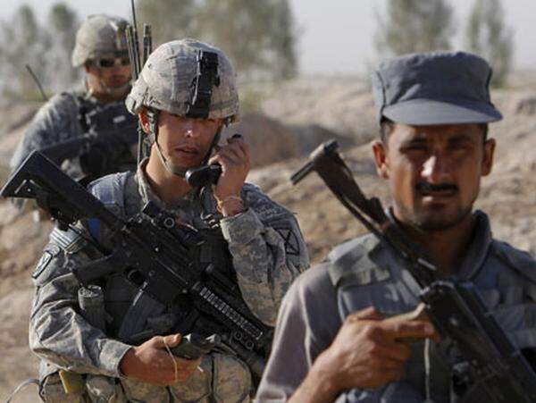 Afghanische Soldaten und Polizisten zahlen im Kampf gegen die Taliban immer noch einen hohen Blutzoll und werden von diesen gezielt ins Visier genommen. 2500 Angehörige der Sicherheitskräfte wurden in den vergangenen drei Jahren getötet.