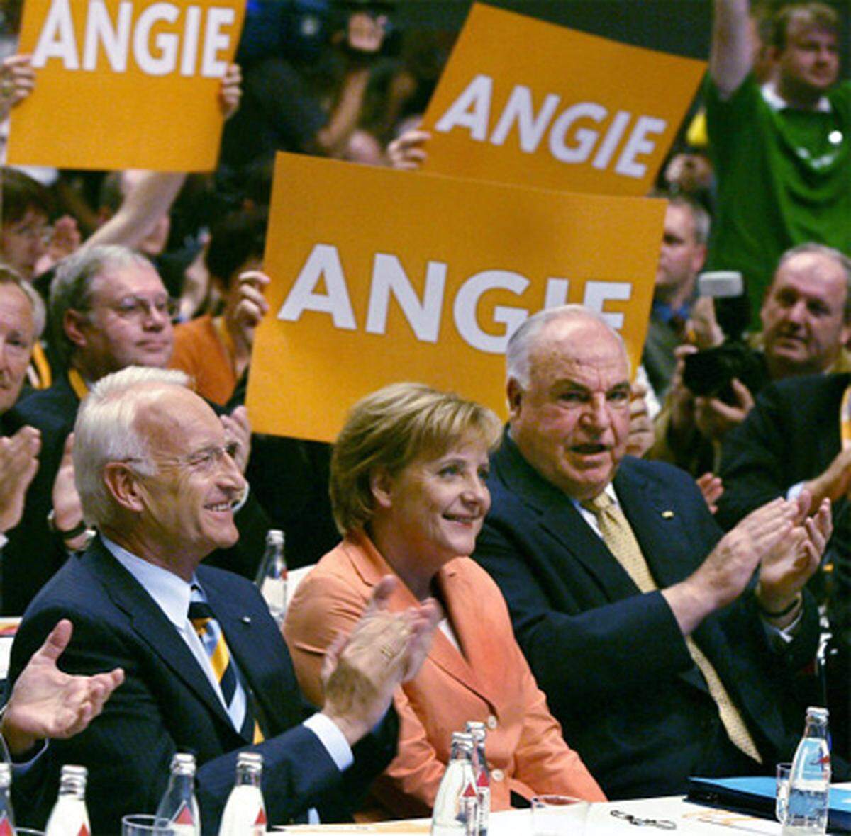 Am 30. Mai 2005 kürten CDU und CSU die evangelische Pastorentochter aus Ostdeutschland schließlich zur gemeinsamen Kanzlerkandidatin für die auf den 18. September vorgezogene Bundestagswahl. Mit dem bekannten Ergebnis: Merkel regierte vier Jahre in einer Großen Koalition.