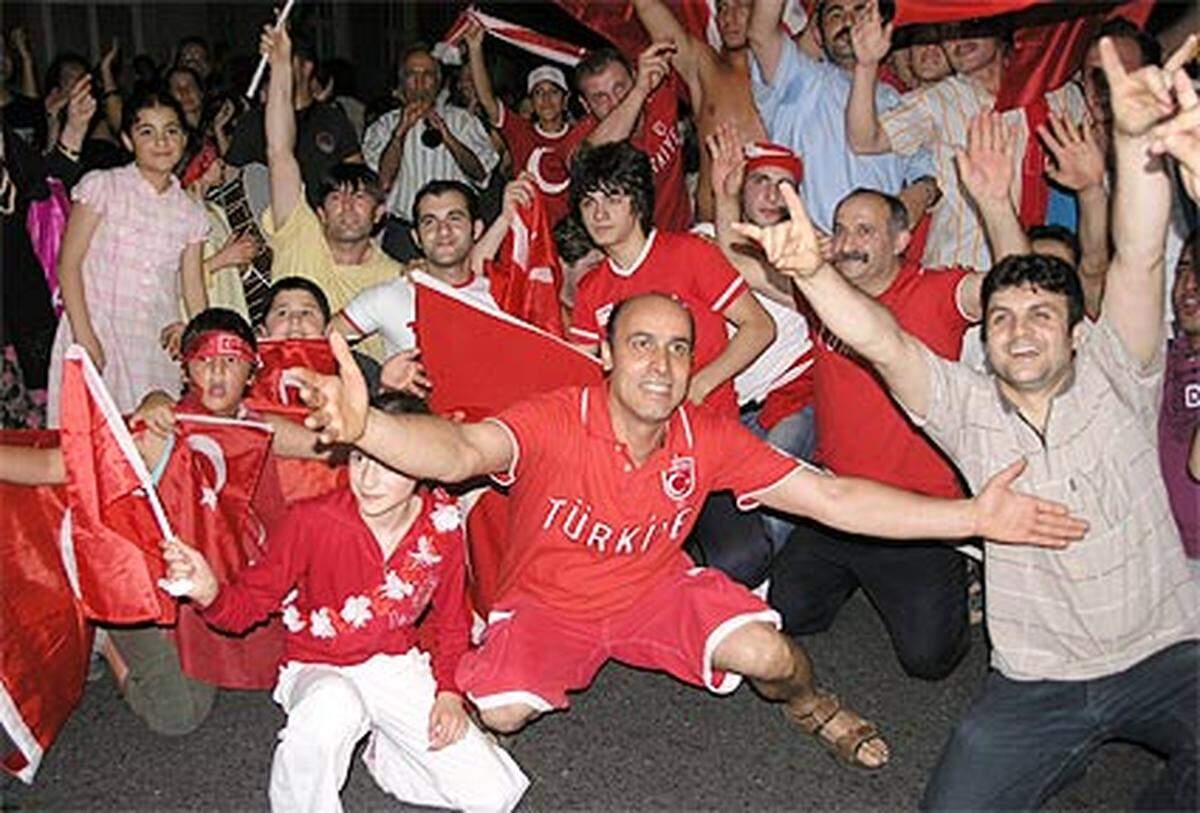 Und die türkischen Fans wissen inzwischen, wie man feiert. Abgeschirmt durch ein Großaufgebot der Polizei von den kroatischen Fans.