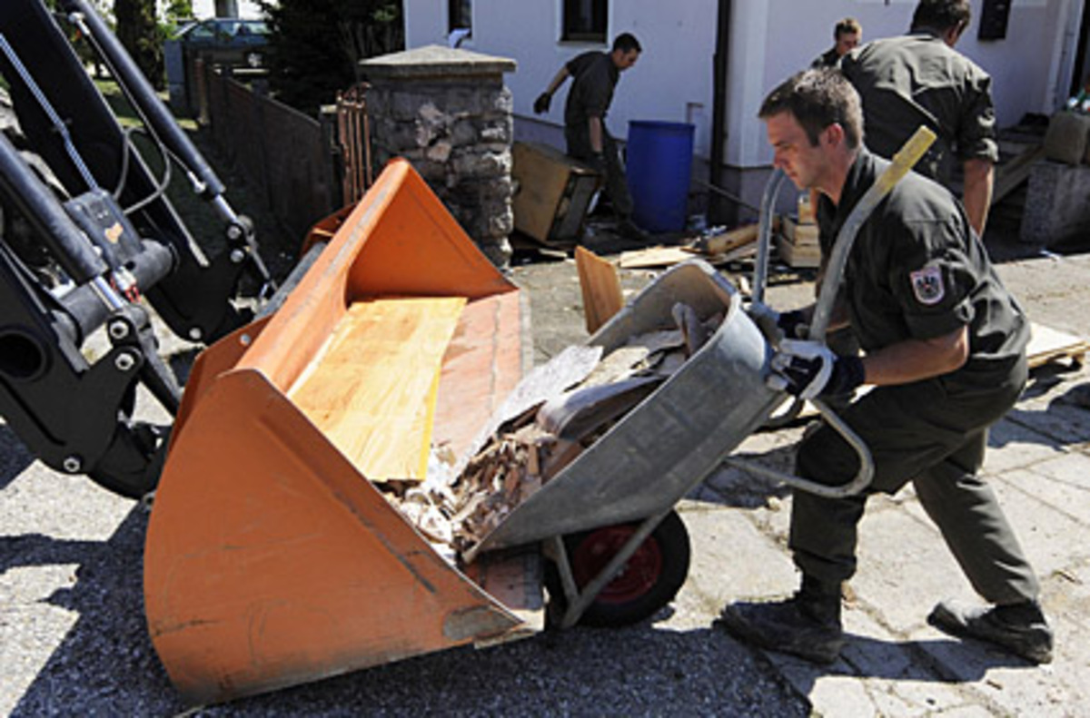 Soldaten unterstützten die Betroffenen in St. Leonhard. In Gresten und Wieselburg (Bezirk Scheibbs) standen drei Züge des Katastrophenhilfsdienstes im Einsatz.