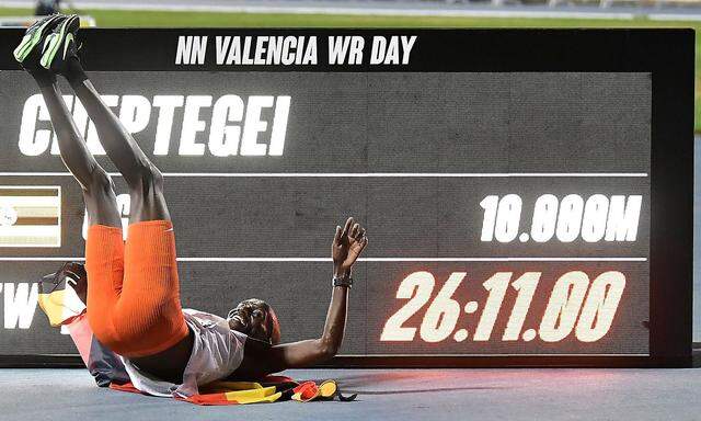 Joshua Cheptegei feiert seinen Weltrekord