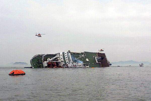 Die Fähre "Sewol" mit 460 Passagieren an Bord, viele davon Schüler, kippte vor der südkoreanischen Küste zur Seite und sank.