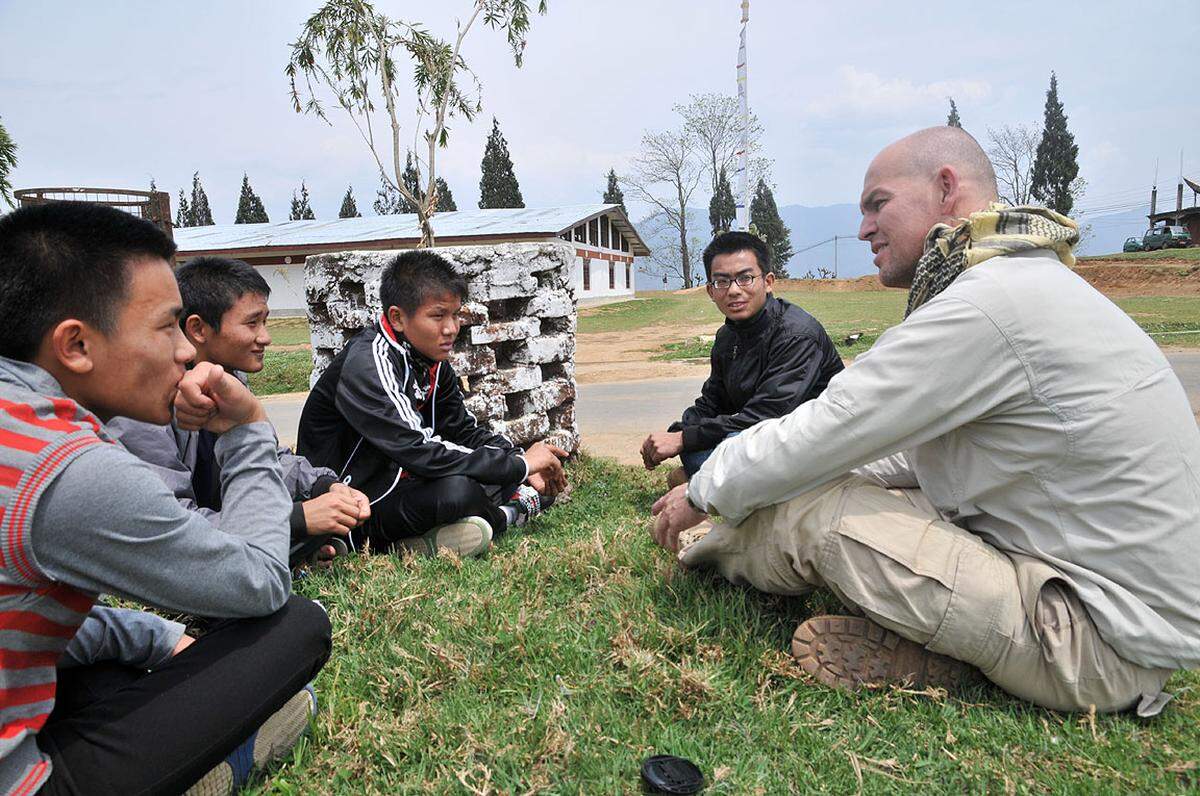 Thomas Seifert im Gespräch mit jugendlichen Bhutanesen in Tsirang über ihre Zukunftswünsche und Perspektiven. Jugendarbeitslosigkeit wird in Bhutan zunehmend zu einem Problem.