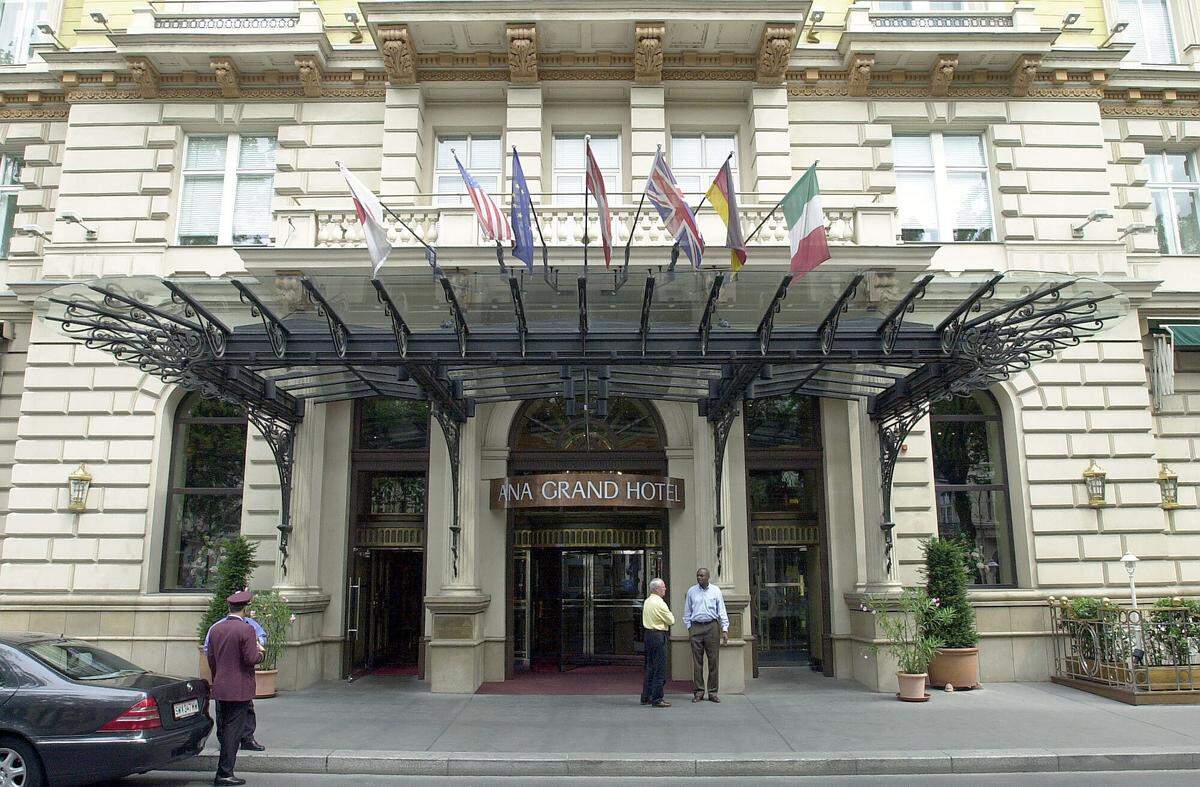 Die Erste Wiener Hotel AG (EWH) des Austro-Scheich Mohamed Bin Issa Al Jaber hält u.a. 100 Prozent am "Grand Hotel" und die Mehrheit an "The Ring" und am Hotel im Palais Schwarzenberg.