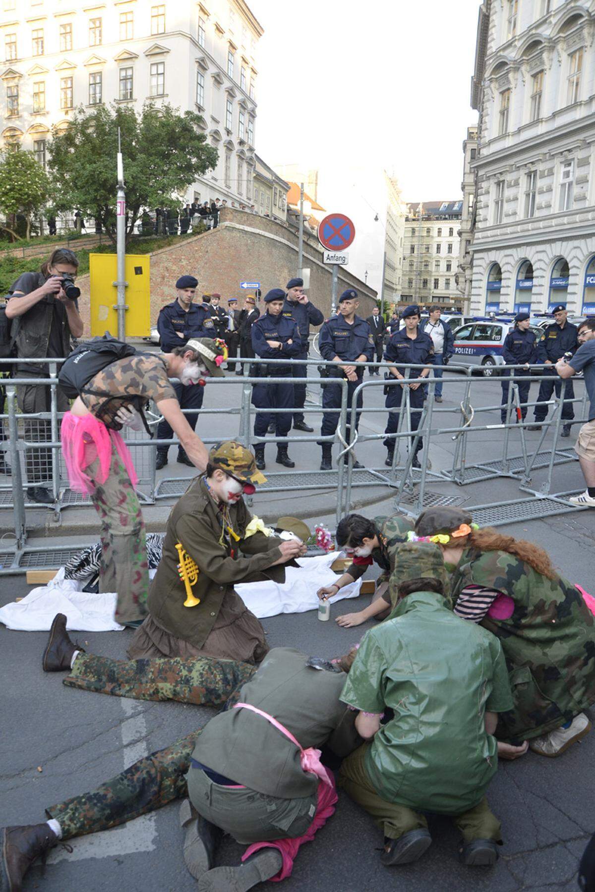 Vor dem Sammelpunkt der Burschenschaften an der Mölker Bastei amüsieren Demo-Clowns Passanten und Polizisten. Auch die Teilnehmer des Totengedenkens beobachten aus sicherer Entfernung das Treiben.