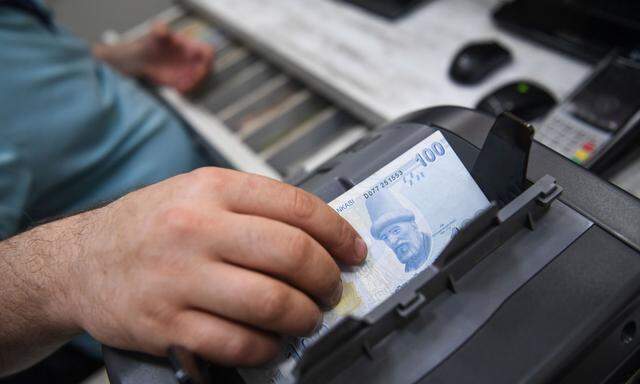 Fast jeden Tag ein neuer Tiefststand: Die Türken müssen unter der Abwertung ihrer Währung leiden. 