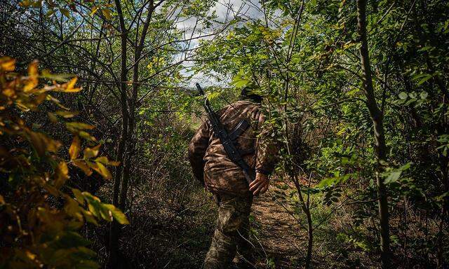 TOPSHOT-UKRAINE-RUSSIA-CONFLICT-WAR TOPSHOT - A Ukrainian soldier patrols at a position along the front line in the Mykolaiv region on October 5, 2022, amid the Russian invasion of Ukraine. (Photo by Dimitar DILKOFF / AFP)